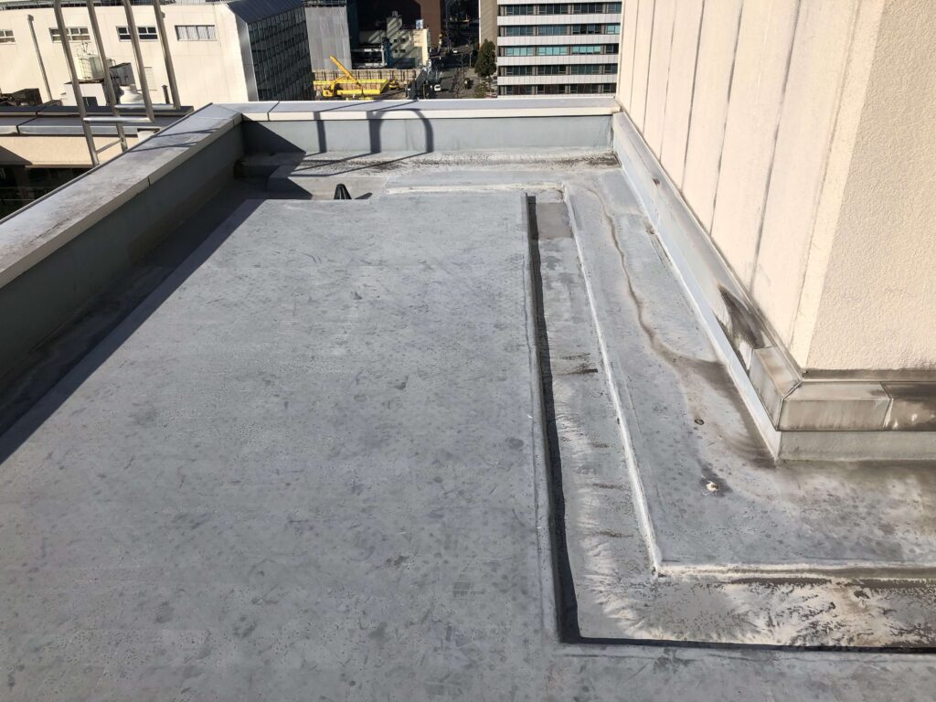 ビルの屋上の防水加工前の写真